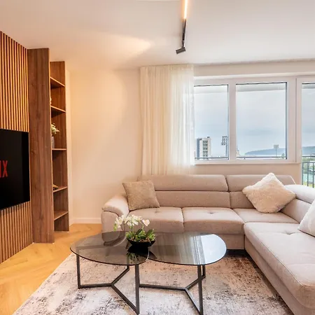 Amazing 2 Bedroom With Sea View 아파트 바르나