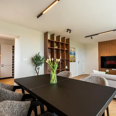 Amazing 2 Bedroom With Sea View *