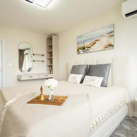 Amazing 2 Bedroom With Sea View 아파트 *