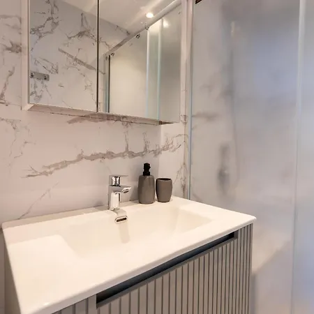Amazing 2 Bedroom With Sea View 아파트 *